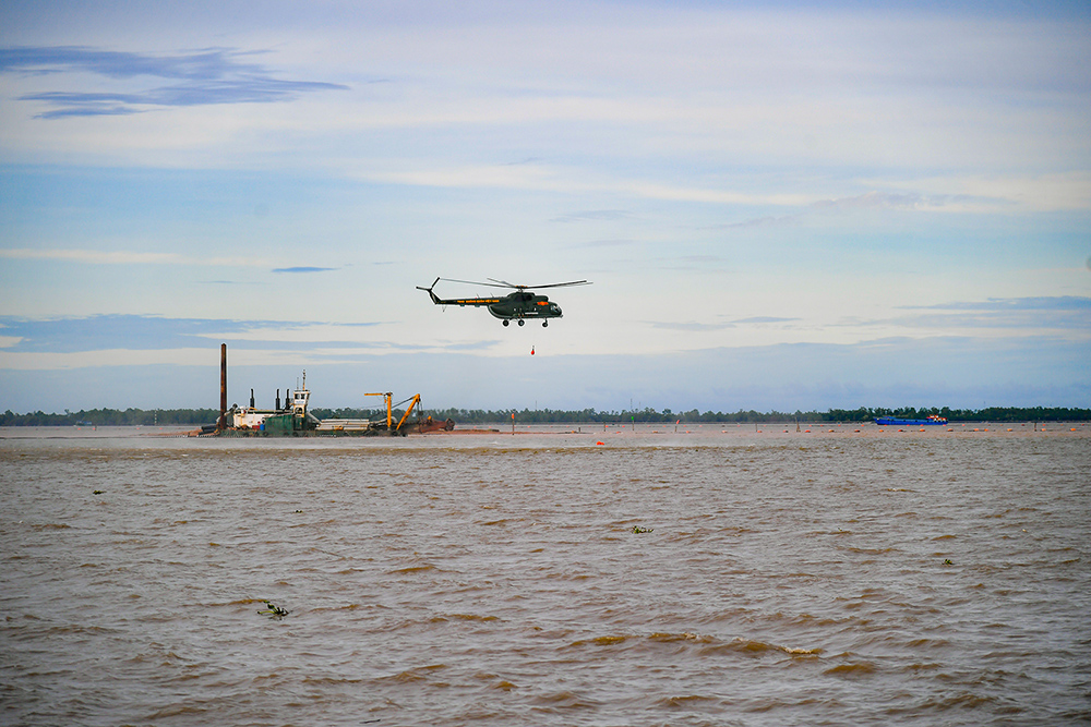 Trung đoàn Không quân 917 thực hành bay huấn luyện trên biển